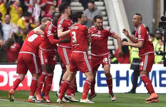 汉马健康跑终点，选手排队给奖牌刻上名字.